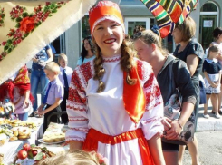 Торговали, зазывали, шутили: в лучшей казачьей школе России прошла традиционная ярмарка