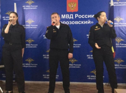 Песни о чести и любви к Родине исполнили сотрудники культурного центра областного главка МВД для стражей правопорядка в Морозовске