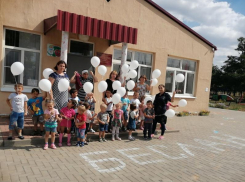 Акцию «И взмыли белые шары, как души детские Беслана» провели в детском саду хутора Вишнека