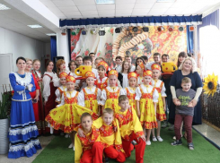 Настоящее народное гуляние с русскими песнями и танцами посетили юные морозовчане в рамках программы «Пушкинская карта»