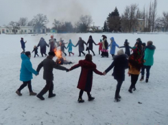 Царевна Несмеяна, баба Яга, Лешиха, скоморохи от души веселили публику на празднике Масленицы в хуторе Парамонов