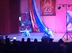 Письмо в редакцию: Горячий танец двух гибких девушек попал в Морозовске на видео 