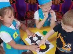 Безопасному поведению на дороге ребят в детском саду «Сказка» учат с помощью игр