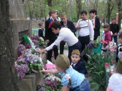 Театрализованный митинг «Честь павшим отдаем» провели в хуторе Старо-Петровском на кануне празднования Дня Победы