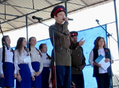 «День Победы» на площади массово спели морозовчане и Эрик Завражин