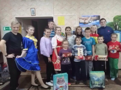Волонтёры и юнармейцы Морозовского района поздравили детей из социального приюта с Днем народного единства