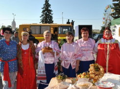 Театрализованную площадку «Изба» представили вольнодончане на ярмарке в Морозовске