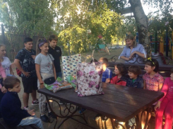 С началом учебного года ребят из социального приюта поздравили волонтеры и юнармейцы Морозовска