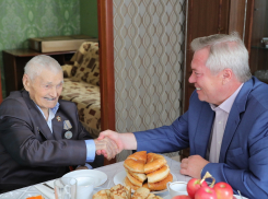 Губернатор вручил 103-летнему морозовчанину-ветерану телевизор