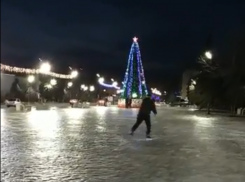 Каток на площади: катавшийся на коньках возле главной елки Морозовска мужчина попал на видео