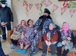 Ветераны погранслужбы поздравили детей из приюта и пожилых морозовчан с Рождеством
