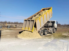 На кладбищах Морозовска начал появляться песок