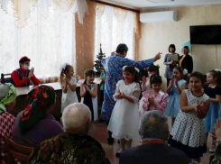 Настоящий рождественский концерт подарили воспитанники детского сада «Сказка» постояльцам ЦСО из Морозовска 