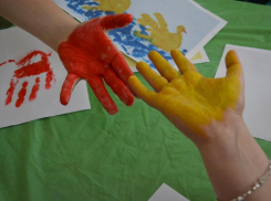 Дистанционный конкурс «Ладошками рисуем мир» запустили в Морозовске ко Дню защиты детей