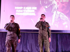 «Победа будет за нами!»: концертная программа «Своих не бросаем» в Доме офицеров Морозовска получилась особенно яркой