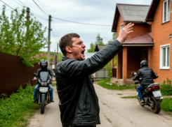 Мужчина шугал малолетних мотоциклистов стрельбой из оружия