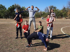 С веселой утренней гимнастики начался традиционный День здоровья в школе поселка Знаменка