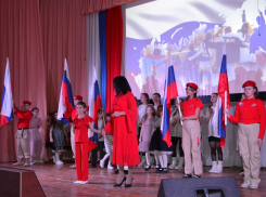 Праздничную концертную программу подготовили юнармейцы и сотрудники Дома офицеров в Морозовске