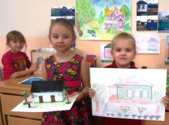 Свои дома представили на выставке «Моя семья, мой город» детсадовцы Морозовска