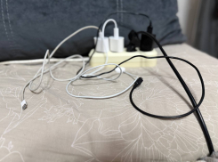 Телефон под подушкой и зарядка на всю ночь: привычки, которые могут закончиться ЧП