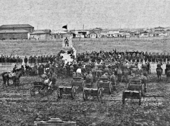 Парад на Красной площади в станице Морозовской сфотографировали 95 лет назад