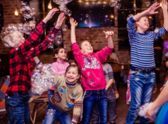 Незабываемый праздник с шоу мыльных пузырей устроили морозовчане для детей из социального приюта