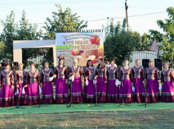 Отведать местный мед и приготовить сладкий десерт смогли морозовчане на празднике трех Спасов в центральном парке