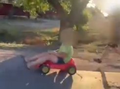 Дети катались на игрушечной машинке по дороге на окраине Морозовска