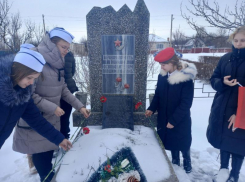 Как символ памяти и благодарности: Школьники в хуторе Владимиров возложили гвоздики к памятнику-обелиску 