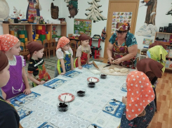 Рогалики вместо гаджетов: как в детском саду Ростовской области детей приучают к традициям с самого детства