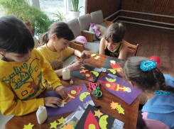 Сразу две выставки детского рисунка, посвященные Дню космонавтики открыли в сельском клубе хутора Вишневка