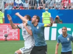  Пенальти на Дзюбе был, - эксперт из Морозовска о судействе матча россиян с уругвайцами