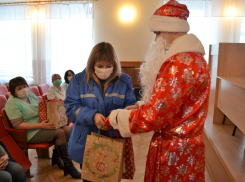 Волонтеры в Морозовске поздравили детей врачей и медицинских работников сладкими подарками
