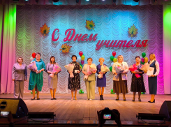 Россыпь наград получили учителя Морозовска в преддверии Дня учителя