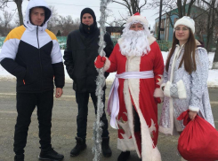 Быть в этом году счастливыми, здоровыми и любимыми! - пожелали жителям станицы Вольно-Донской Дед Мороз со Снегурочкой