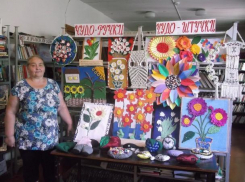 Выставка поделок «Чудо-ручки – чудо-штучки» открылась в библиотеке хутора Старопетровского