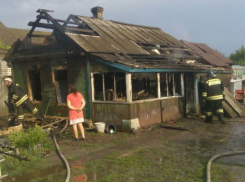 Мощный разряд молнии лишил семью с детьми дома в Морозовске