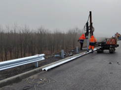 На региональной дороге в обход Морозовска начали устанавливать барьерные ограждения
