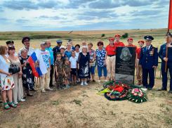 Память летчика-героя Михаила Дмитриева почтили жители Морозовского района в 80-летие начала Сталинградской битвы 