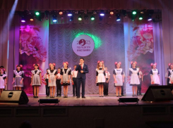 Праздничный концерт в честь Дня учителя прошел в Морозовске, в районном доме культуры