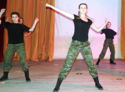 Во славу Отечества кадеты и воспитанники казачьей школы исполнили патриотичные песни и танцы в Морозовске