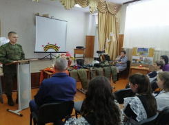 Минутой молчания и зажжением свечей почтили память  героев Ленинграда в морозовской школе №4