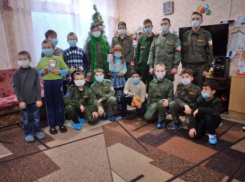 С пожеланиями здоровья, мира и добра кадеты поздравили с Новым годом пожилых людей и ребят из социального приюта «Росток»