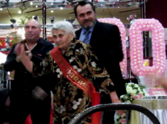 90-летняя морозовчанка станцевала в свой День рождения под казачьи песни 