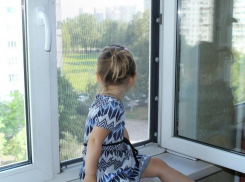 Что делать, чтобы ребенок не выпал из окна