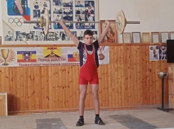 Морозовчанин Евгений Леенков завоевал 1 место среди юношей на соревнованиях по тяжелой атлетике в Шахтах