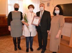 За профессионализм при оказании помощи больным с коронавирусом медицинских работников в Морозовске наградили почетными грамотами