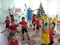 С песнями, стихами и веселыми играми проводили ёлочку в морозовском детском саду «Сказка»