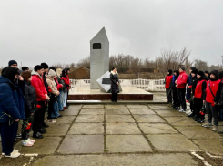 Жители Морозовска почтили память погибших и возложили цветы к мемориалу 