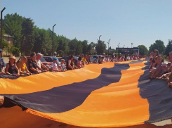 Огромную Георгиевскую ленту длиной во всю площадь привезли в Морозовск участники всероссийского автомарша «Юнармия Zа мир без фашизма» 